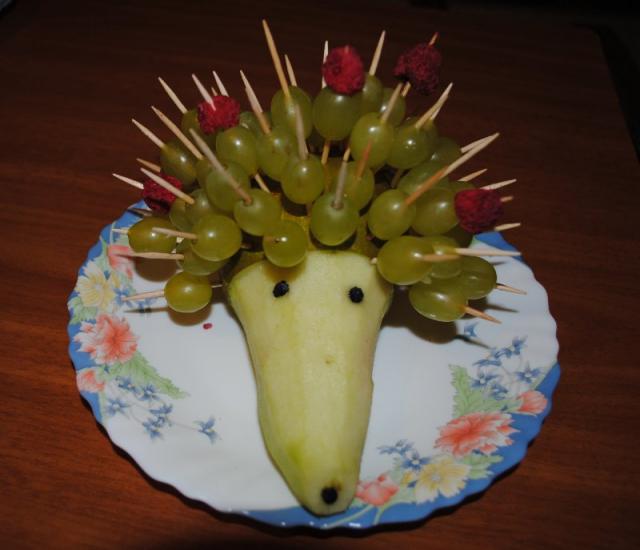 Ежик из груши и винограда. Украшения из фруктов. Decoration of fruits. Hedgehog of pears and grapes