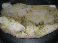 Белая рыба,запеченая с оливками