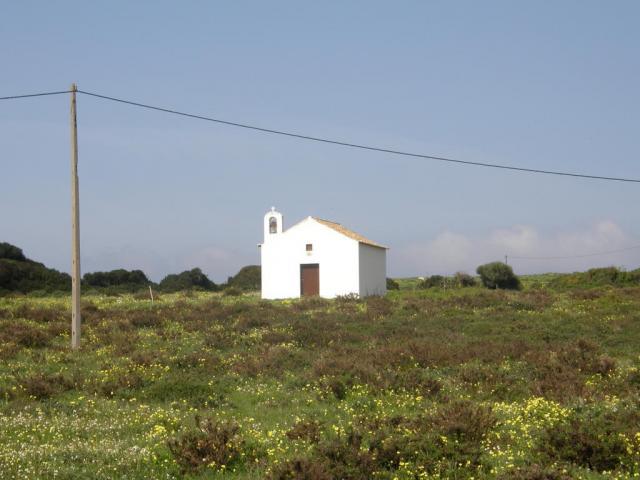 Португалия, провинция Алгарве. Церковь на пути из Сагреша в Вила до Биспо.