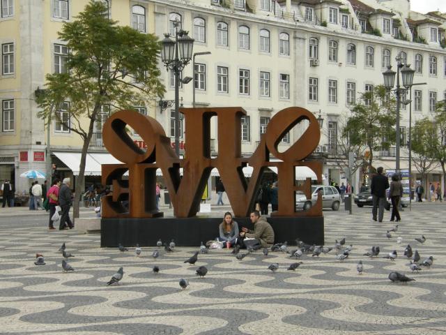 Любовь и голуби :) Португалия, Лиссабон.
