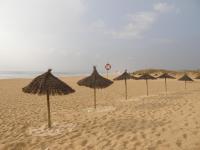 Португалия, Costa da Caparica. Зонтики-поганки на пляже.