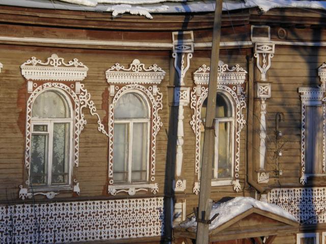 Белозерск. Дом купца Калинина. Фрагмент южного фасада. Резные окна.