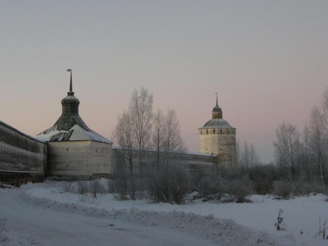 Кириллов. Кирилло-Белозерский монастырь. Вид на Косую и Белозерскую башни.