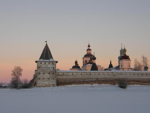 Кириллов. Кирилло-Белозерский монастырь. Вид на Свиточную башню.