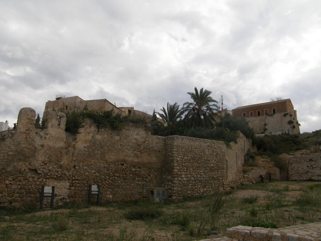Испания, о.Ибица, г.Ибица. Крепостная стена.