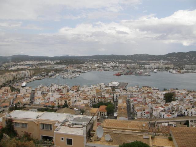 Испания, о.Ибица, г.Ибица. Вид с крепостной стены на порт Ибицы.