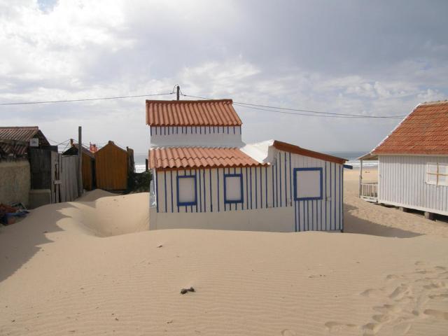 Португалия, Costa da Caparica, Прибрежные постройки.