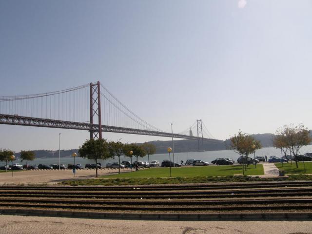 Португалия, Лиссабон. Мост через Тежу.