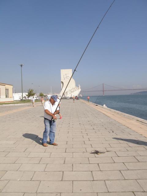 Португалия, Лиссабон. Набережная Тежу. Рыбак только что выловил ската.