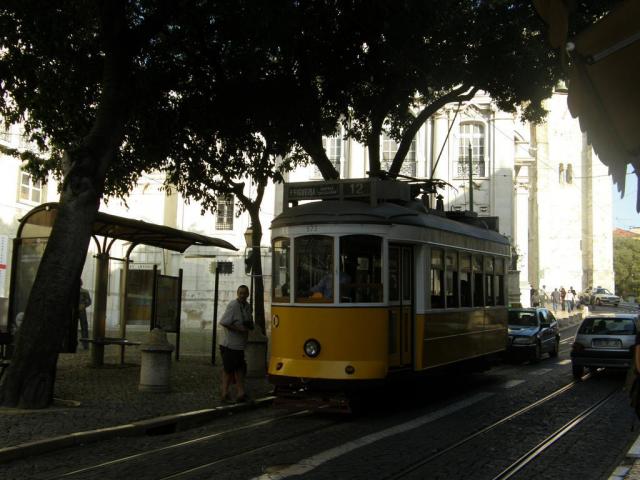 Португалия, Лиссабон. Трамвай(чик?).
