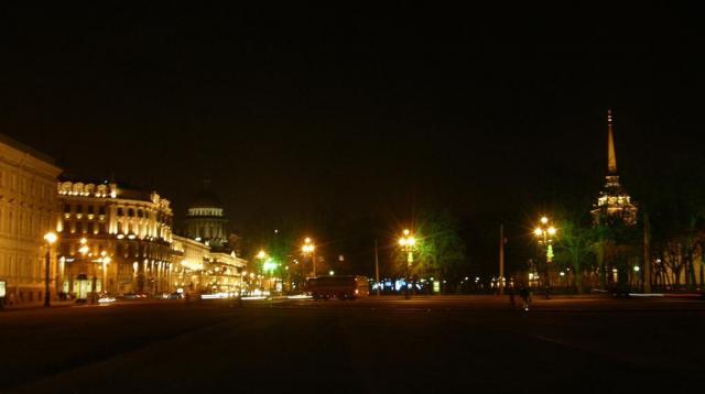 Петербург. Вид с Дворцовой площади на Исаакиевский собор и Адмиралтейство.