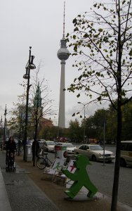 Берлин, в двух шагах от Александрплац. Телебашня и зеленый светофорный человечек - символ Берлина